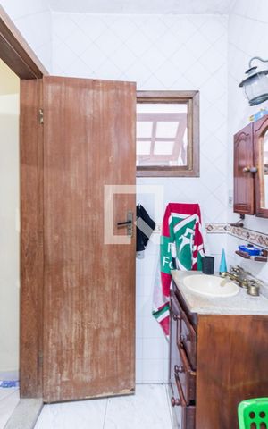 Casa à venda com 250m², 5 quartos e 1 vagaBanheiro Suíte 1 (primeiro andar)