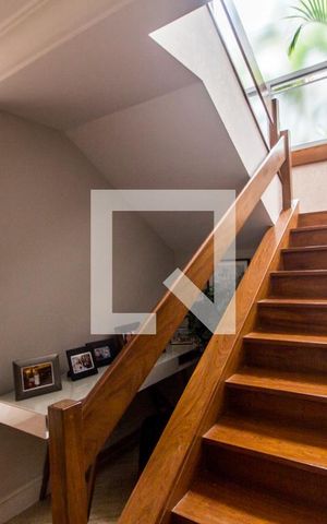 Casa de condomínio à venda com 530m², 4 quartos e 6 vagas Casa de condomínio à venda com 530m², 4 quartos e 6 vagasEscada