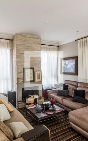 Casa de condomínio à venda com 530m², 4 quartos e 6 vagas Casa de condomínio à venda com 530m², 4 quartos e 6 vagasSala