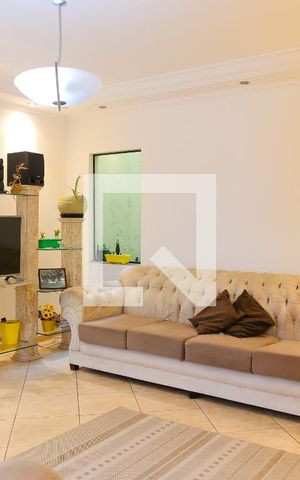 Casa à venda com 150m², 3 quartos e 4 vagas Casa à venda com 150m², 3 quartos e 4 vagasSala