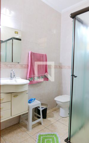 Casa à venda com 150m², 3 quartos e 4 vagas Casa à venda com 150m², 3 quartos e 4 vagasBanheiro Social