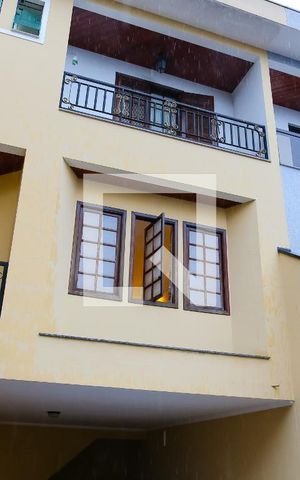 Casa à venda com 150m², 3 quartos e 4 vagas Casa à venda com 150m², 3 quartos e 4 vagasFachada