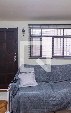 Casa à venda com 200m², 4 quartos e 3 vagas Casa à venda com 200m², 4 quartos e 3 vagasSala