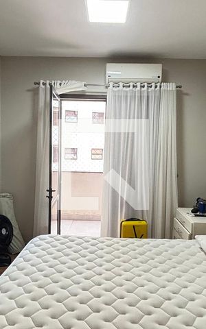 Apartamento à venda com 250m², 4 quartos e 2 vagas Apartamento à venda com 250m², 4 quartos e 2 vagasSuite