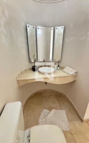 Apartamento à venda com 250m², 4 quartos e 2 vagas Apartamento à venda com 250m², 4 quartos e 2 vagasLavabo