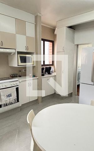 Apartamento à venda com 250m², 4 quartos e 2 vagas Apartamento à venda com 250m², 4 quartos e 2 vagasCozinha