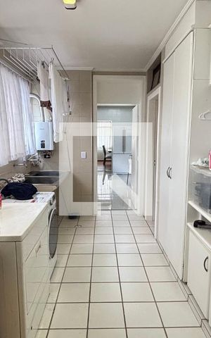 Apartamento à venda com 250m², 4 quartos e 2 vagas Apartamento à venda com 250m², 4 quartos e 2 vagasÁrea de Serviço