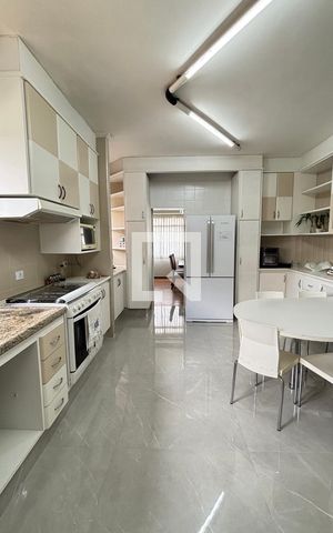 Apartamento à venda com 250m², 4 quartos e 2 vagas Apartamento à venda com 250m², 4 quartos e 2 vagasCozinha