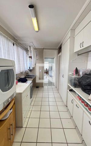 Apartamento à venda com 250m², 4 quartos e 2 vagas Apartamento à venda com 250m², 4 quartos e 2 vagasÁrea de Serviço