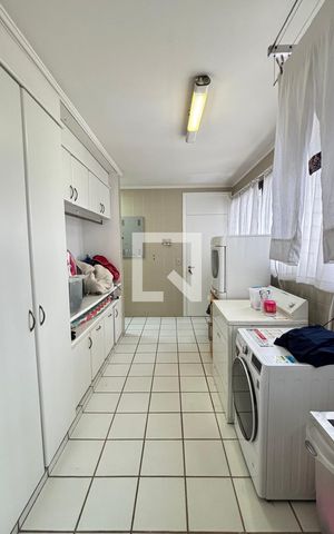 Apartamento à venda com 250m², 4 quartos e 2 vagas Apartamento à venda com 250m², 4 quartos e 2 vagasÁrea de Serviço