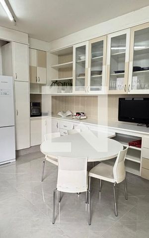 Apartamento à venda com 250m², 4 quartos e 2 vagas Apartamento à venda com 250m², 4 quartos e 2 vagasCozinha