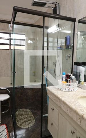 Casa à venda com 300m², 3 quartos e 5 vagasBanheiro do Quarto 1
