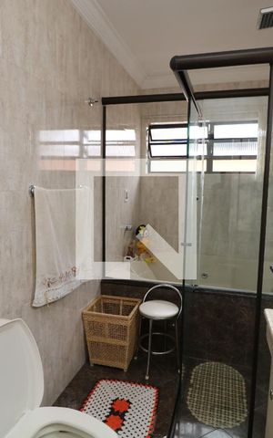 Casa à venda com 300m², 3 quartos e 5 vagasBanheiro do Quarto 1