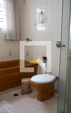 Casa de condomínio à venda com 194m², 3 quartos e 3 vagas Casa de condomínio à venda com 194m², 3 quartos e 3 vagasBanheiro
