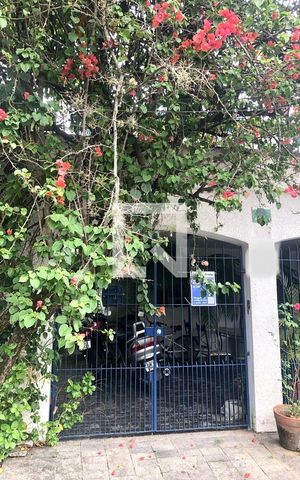 Casa de condomínio à venda com 194m², 3 quartos e 3 vagas Casa de condomínio à venda com 194m², 3 quartos e 3 vagasFachada com placa