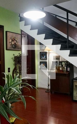 Casa de condomínio à venda com 194m², 3 quartos e 3 vagas Casa de condomínio à venda com 194m², 3 quartos e 3 vagasSala