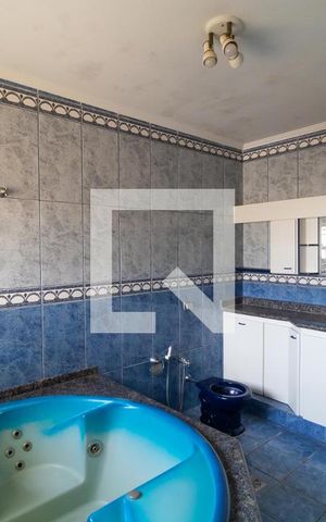 Casa à venda com 331m², 4 quartos e 3 vagasBanheiro da Suíte 02