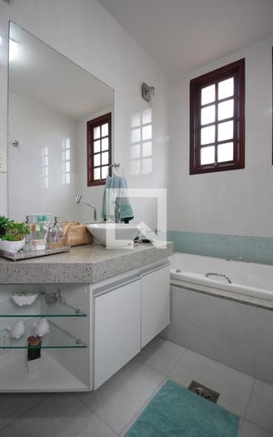 Casa à venda com 320m², 3 quartos e 4 vagasBanheiro da Suite