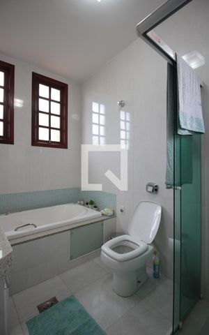 Casa à venda com 320m², 3 quartos e 4 vagasBanheiro da Suite