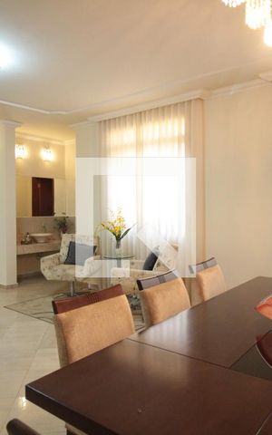 Casa à venda com 320m², 3 quartos e 4 vagasSala