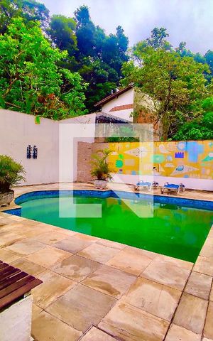 Casa à venda com 600m², 6 quartos e 2 vagas Casa à venda com 600m², 6 quartos e 2 vagasÁrea de piscina