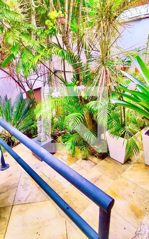 Casa à venda com 600m², 6 quartos e 2 vagas Casa à venda com 600m², 6 quartos e 2 vagasVaranda