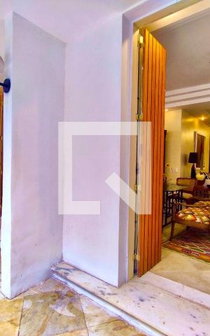Casa à venda com 600m², 6 quartos e 2 vagas Casa à venda com 600m², 6 quartos e 2 vagasVaranda