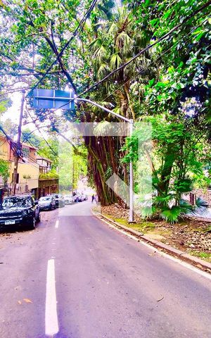 Casa à venda com 600m², 6 quartos e 2 vagas Casa à venda com 600m², 6 quartos e 2 vagasVista da Rua