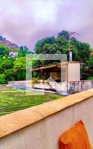 Casa à venda com 600m², 6 quartos e 2 vagas Casa à venda com 600m², 6 quartos e 2 vagasÁrea de piscina vista