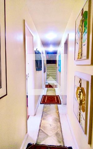 Casa à venda com 600m², 6 quartos e 2 vagas Casa à venda com 600m², 6 quartos e 2 vagasCorredor