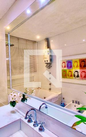 Casa à venda com 600m², 6 quartos e 2 vagas Casa à venda com 600m², 6 quartos e 2 vagasSuíte banheiro