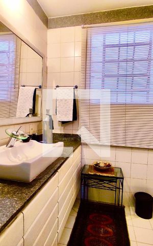 Casa à venda com 600m², 6 quartos e 2 vagas Casa à venda com 600m², 6 quartos e 2 vagasBanheiro social