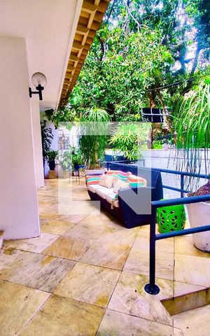 Casa à venda com 600m², 6 quartos e 2 vagas Casa à venda com 600m², 6 quartos e 2 vagasVaranda