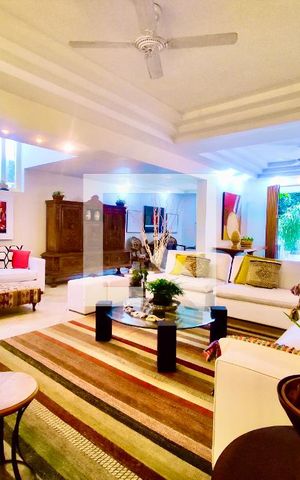 Casa à venda com 600m², 6 quartos e 2 vagas Casa à venda com 600m², 6 quartos e 2 vagasSala