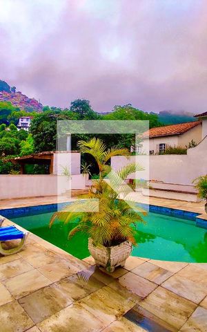 Casa à venda com 600m², 6 quartos e 2 vagas Casa à venda com 600m², 6 quartos e 2 vagasÁrea de piscina