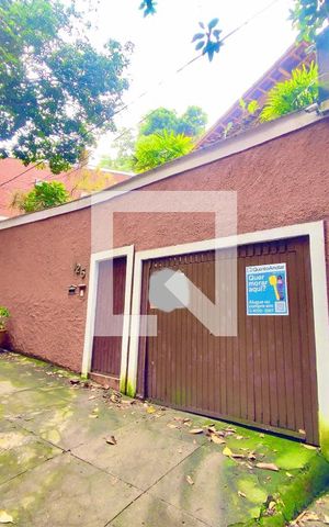 Casa à venda com 600m², 6 quartos e 2 vagas Casa à venda com 600m², 6 quartos e 2 vagasFachada com cartaz QA.