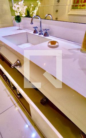 Casa à venda com 600m², 6 quartos e 2 vagas Casa à venda com 600m², 6 quartos e 2 vagasSuíte banheiro
