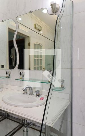 Casa à venda com 180m², 3 quartos e 4 vagasBanheiro da Suíte 1