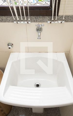Apartamento à venda com 300m², 3 quartos e 4 vagas Apartamento à venda com 300m², 3 quartos e 4 vagasÁrea de Serviço