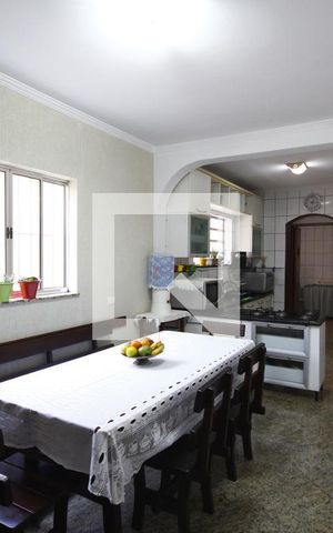 Casa à venda com 232m², 4 quartos e 2 vagasCopa