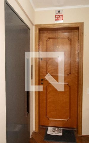 Apartamento à venda com 118m², 3 quartos e 2 vagas Apartamento à venda com 118m², 3 quartos e 2 vagasÁrea de serviço- Porta de acesso ao quarto de serviço