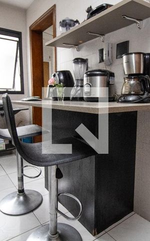 Apartamento à venda com 118m², 3 quartos e 2 vagas Apartamento à venda com 118m², 3 quartos e 2 vagasCozinha, mesa e bancos