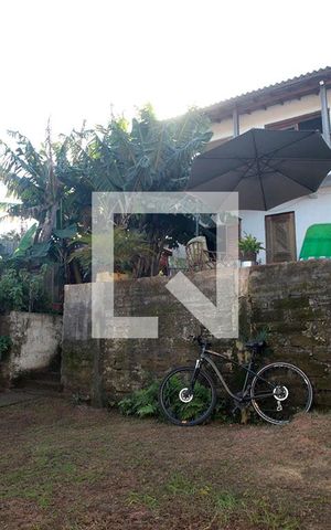 Casa à venda com 300m², 2 quartos e 6 vagasPátio Estacionamento