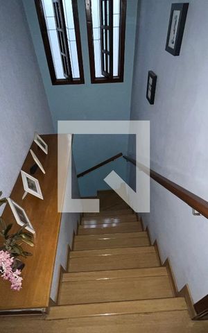 Casa à venda com 160m², 2 quartos e 2 vagasEscada