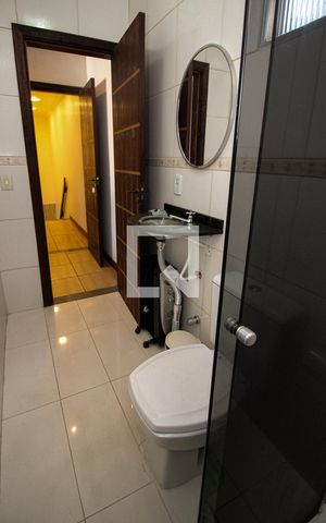 Casa à venda com 396m², 4 quartos e 6 vagas Casa à venda com 396m², 4 quartos e 6 vagasBanheiro da Suíte 1