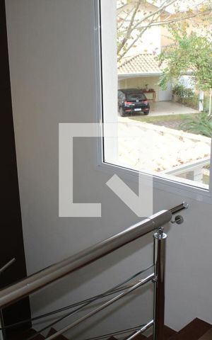 Casa de condomínio para alugar com 180m², 4 quartos e 3 vagasEscada