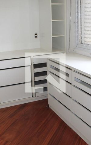 Casa de condomínio para alugar com 180m², 4 quartos e 3 vagasCloset