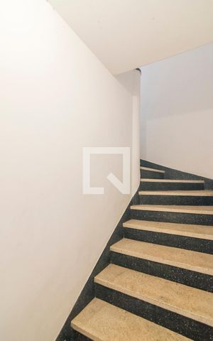 Casa à venda com 98m², 2 quartos e 1 vaga Casa à venda com 98m², 2 quartos e 1 vagaEscada