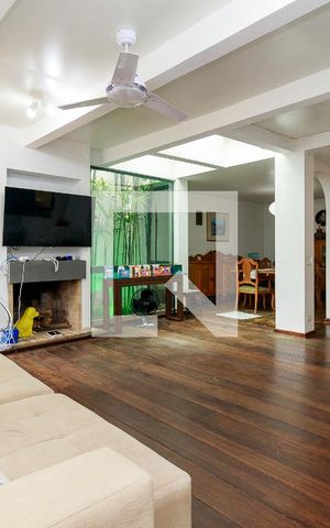 Casa para alugar com 450m², 3 quartos e 5 vagas Casa para alugar com 450m², 3 quartos e 5 vagasSala
