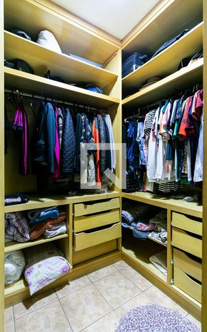 Casa à venda com 280m², 3 quartos e 2 vagasDormitório 2 - Closet